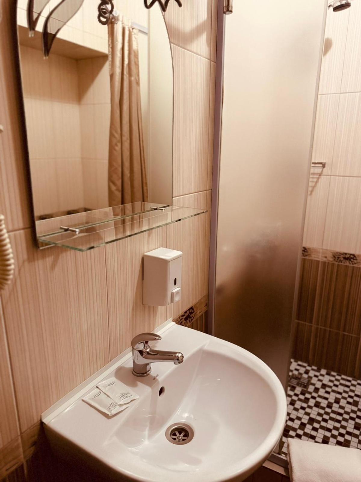 Apart Hotel Avinos Lviv Extérieur photo