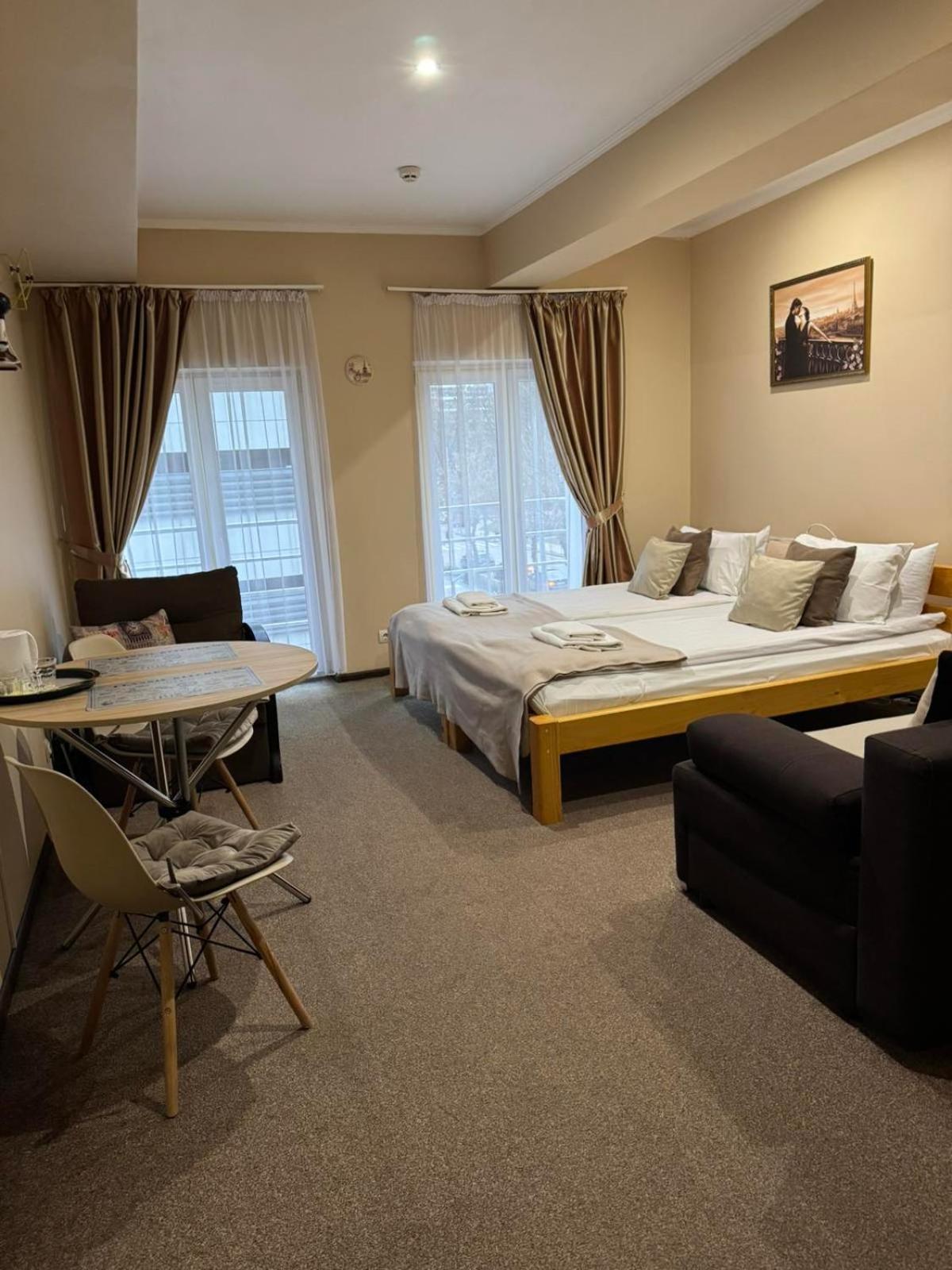 Apart Hotel Avinos Lviv Extérieur photo